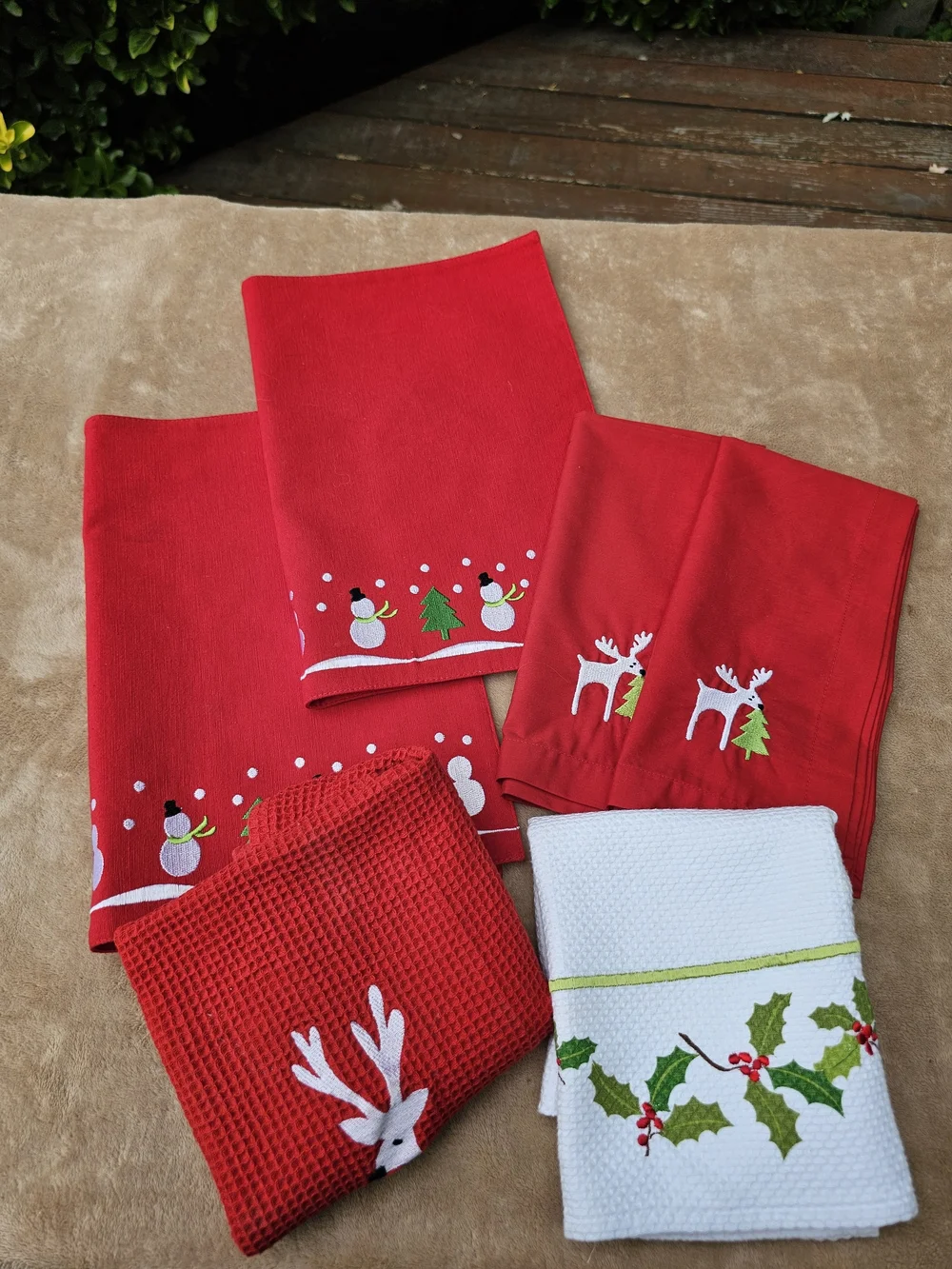 Crate & Barrel. 2 Placemats, 2 Dinner Napkins, 2 Towels. Snowman & Reindeer.